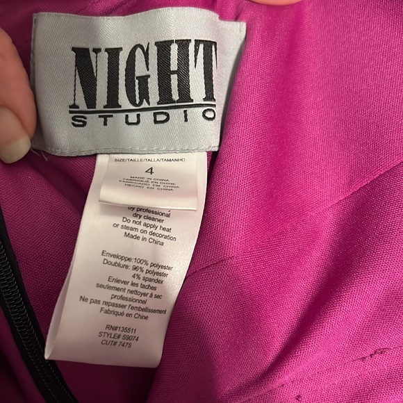 Beautiful prom dress size 4. Comes with matching bow tie - Picture 5 of 6